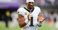 Hurts throws for 326 yards and 3 TDs as Eagles bounce back with 28