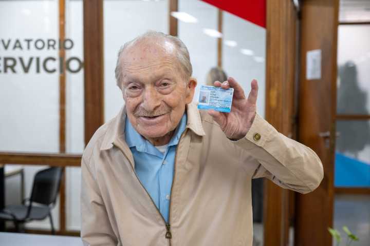 Tiene 100 años y le renovaron el carnet de conducir: los especialistas dijeron que estaba apto