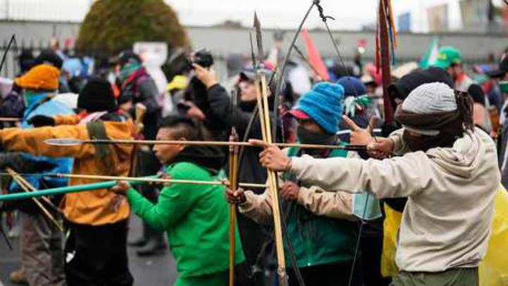 Policías son heridos con flechas en disturbios cerca de la embajada de EE.UU. en Bogotá