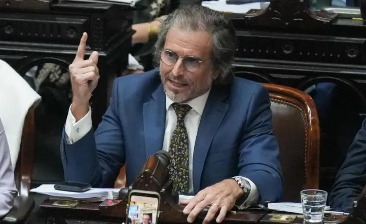 Bertie Benegas Lynch hizo una particular comparación para explicar la economía argentina y se desató la polémica: “Basta de estar comprando autos y lanchas”