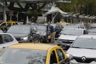 Aeroparque. Taxistas y choferes de aplicaciones se unen contra un grupo “camuflado” y escala una pelea inesperada