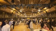 El grupo aragonés 'El Portal' celebra su aniversario y sopla 55 velas rodeado de clientes y amigos