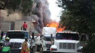 Arde fábrica clandestina en Ecatepec; hay 500 evacuados y seis bomberos intoxicados