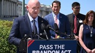 Senador demócrata Mark Kelly cuestiona la legalidad de los ataques de Estados Unidos en el Caribe