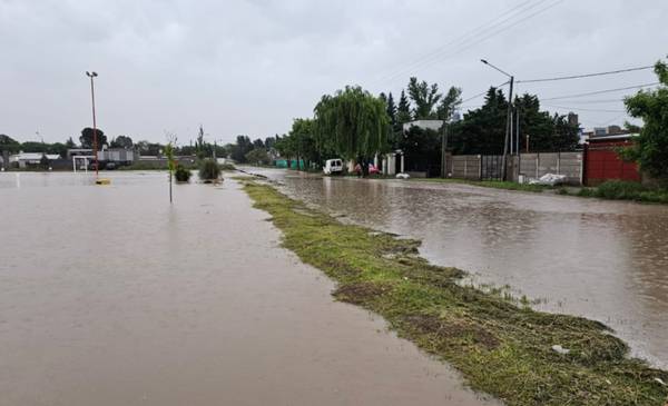 Tormenta en Bahía: agua en las casas, autos encajados e incidentes de tránsito