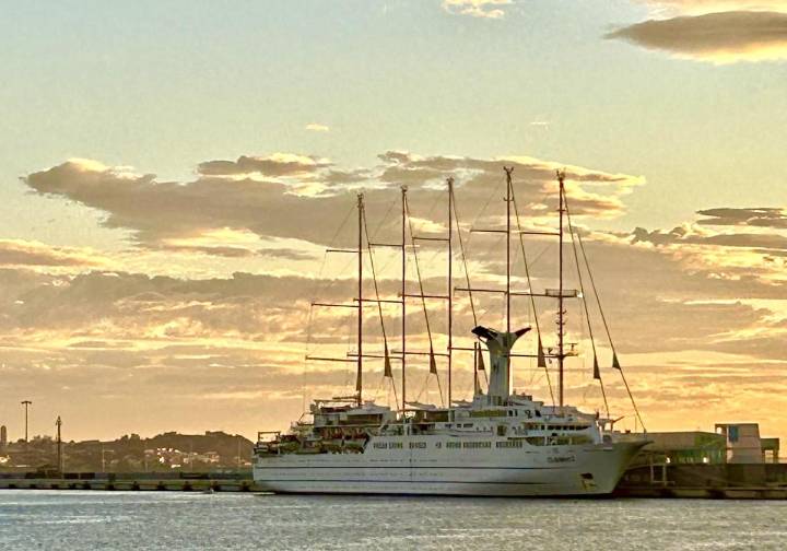El velero más grande del mundo atraca en Alicante: estos son los precios para viajar en el crucero de lujo
