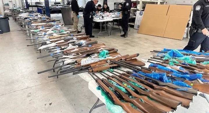 Embajador de EEUU, Ronald Johnson anuncia decomiso de 400 armas rumbo a México