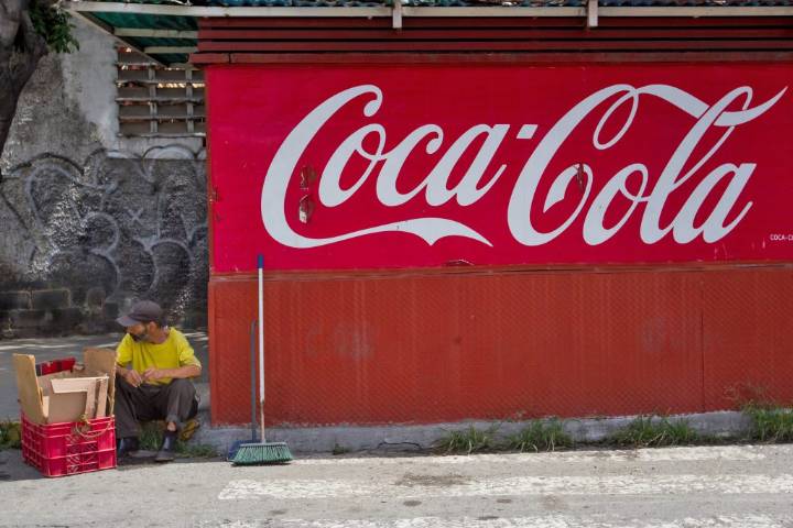 Coca-Cola no ha amenazado con boicotear la Super Bowl si actúa Bad Bunny