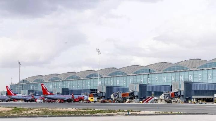Desvían un vuelo al aeropuerto de Murcia por el cierre del de Alicante tras la detección de drones