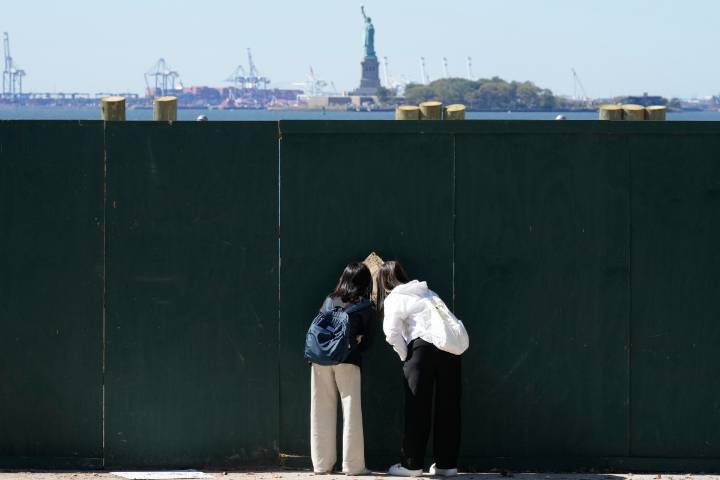 NY no pagará para mantener abierta la Estatua de la Libertad tras el cierre del gobierno, advierte Hochul