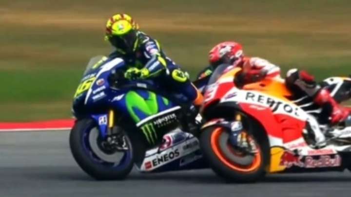 Un expiloto italiano señala a Rossi en su lucha contra Márquez: "No debería haber hecho..."