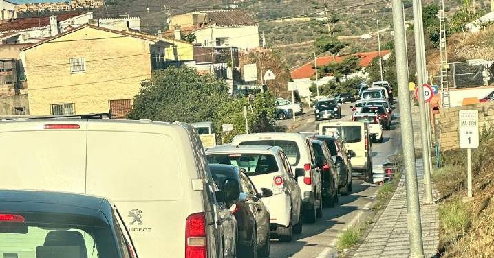 Un camión averiado durante casi 15 horas provoca otro gran atasco desde Rincón de la Victoria