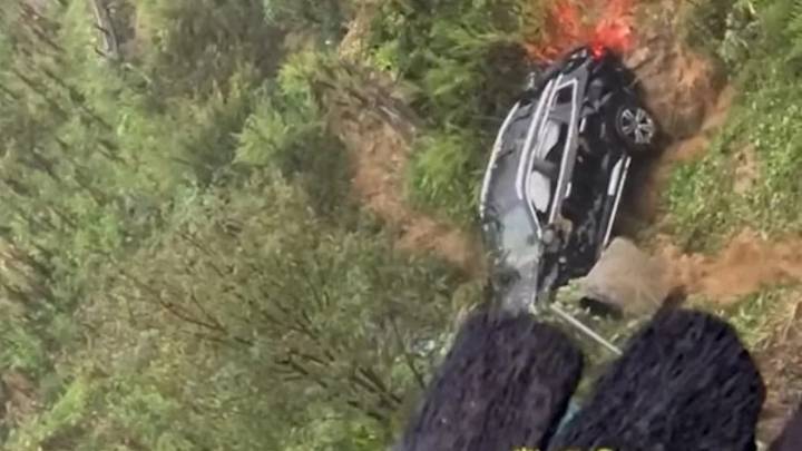 Ver el momento en que un deslizamiento de tierra empuja un SUV sobre una irresoluto