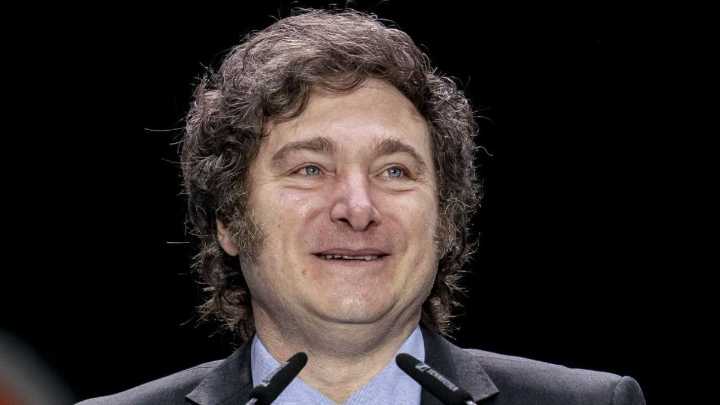 Milei presenta su libro e intenta relanzar la campaña de La Libertad Avanza