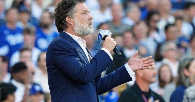 Rufus Wainwright puts twist on Canadian anthem ahead of Game 5 of World Series