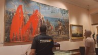 Dúas activistas de Futuro Vexetal atacan un cadro de Colón no Museo Naval de Madrid