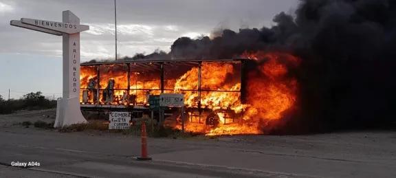Impactante incendio: un camión cargado con electrodomésticos se prendió fuego cerca del Puente Dique