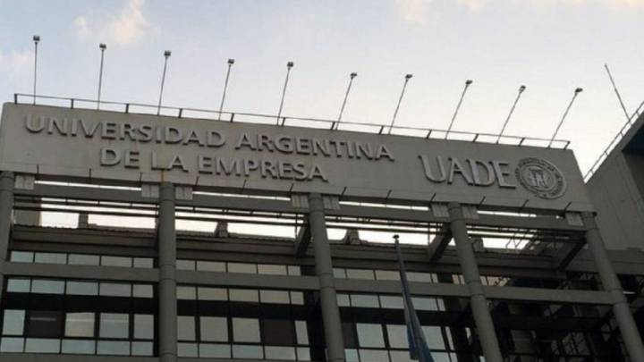 Edad media: la UADE ratificó su arcaico código de vestimenta