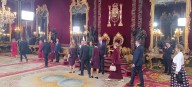Los Reyes saludan a los alcaldes afectados por la dana en la recepción del Palacio Real