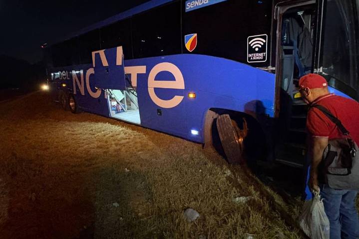 Choca autobús en la carretera Saltillo