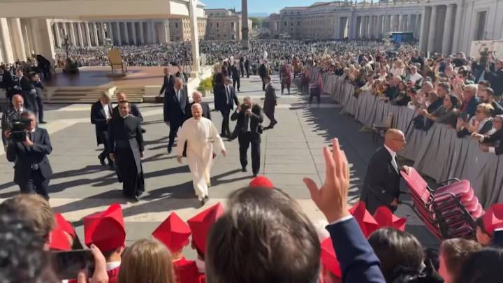 Students meet Pope Leo after mock conclave at Chicago school