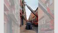 Rescatados dos hermanos de 10 y 23 años tras el incendio de su piso en la calle Borja (Delicias)
