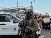 La policía puede arrestar a los agentes federales que violen la ley de California, según Pelosi