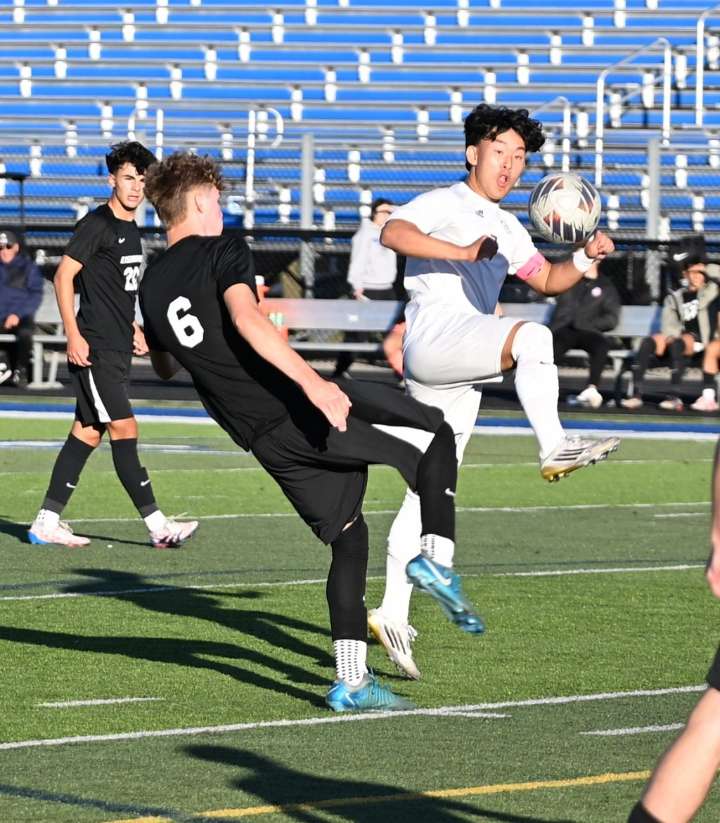 Rochester Adams holds off Eisenhower to reach district finals