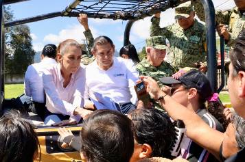 Atiende la presidenta Sheinbaum con el gobernador de Puebla, Alejandro Armenta, a damnificados en Huauchinango, Puebla
