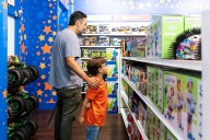 Toys R Us opens new store at N.J. mall for holiday season push