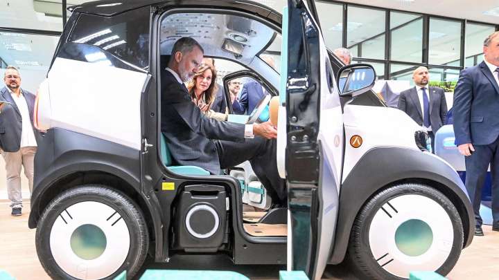 El Rey culmina su tournée por Burgos montándose en el "coche del futuro"