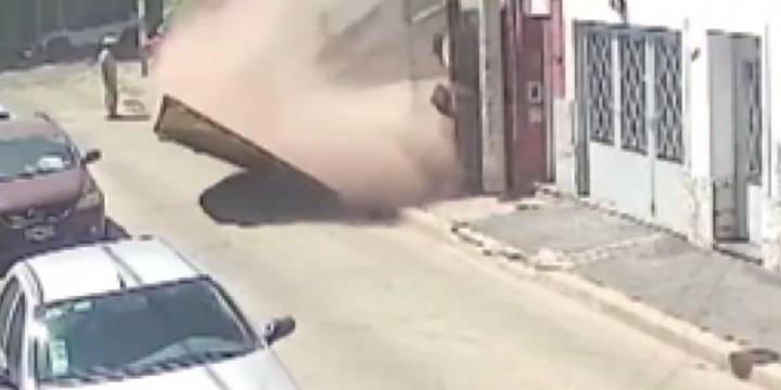 Rosario: un edificio estaba en obra y una de las paredes se derrumbó sobre la vereda