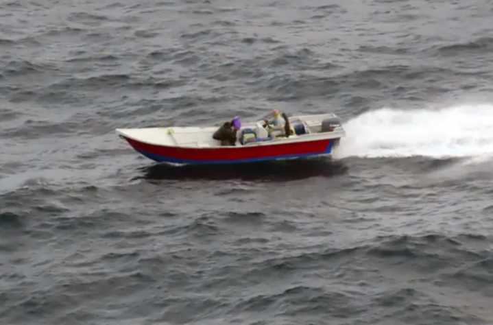 Un buque de la Marina Real Británica detiene una lancha que transportaba 35 millones de libras en drogas ilegales
