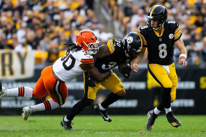 Aaron Rodgers chews out Steelers running back for flubbing on faux