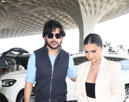 Veer Pahariya steals hearts with protective gesture towards Tara Sutaria