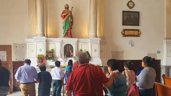 Llenos de fe, devotos visitan a san Judas Tadeo, intercesor de los casos difíciles