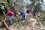 Despejan con maquinaria caminos en Puebla e Hidalgo