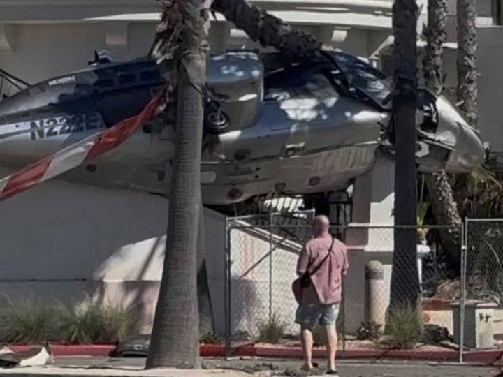 Helicóptero cae en playa del sur de California; 5 heridos