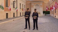 La Guardia Suiza del Vaticano estrena nuevo uniforme inspirado en el que llevaban hace 500 años: "Es realmente fiel al original"