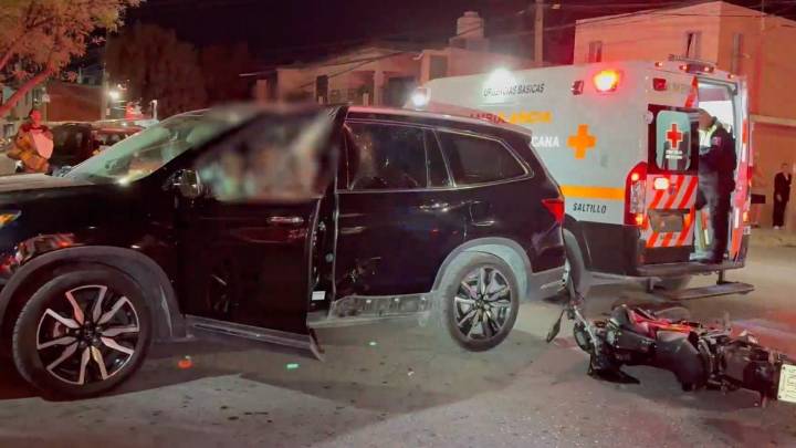 Mujer derriba y deja lesionados a tres motociclistas en colonia 26 de Marzo
