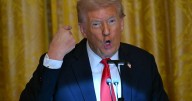 Jueza impide temporalmente despidos masivos de la administración Trump por el cierre de gobierno