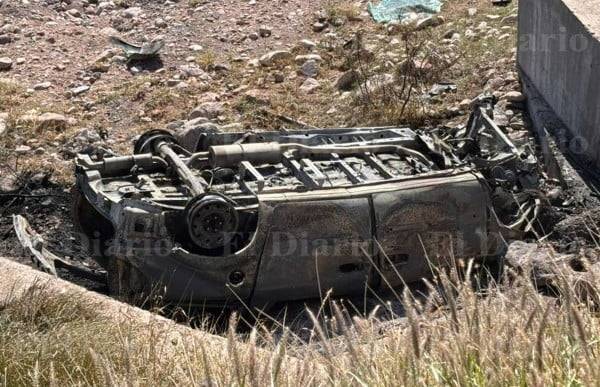Vuelca y se incendia camioneta en la Chihuahua