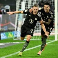 Bayern beat 10-man 'Gladbach to match European record