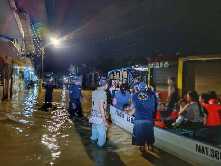 Amanece bajo el agua el norte de Veracruz por lluvias y desborde de ríos; evacuan familias