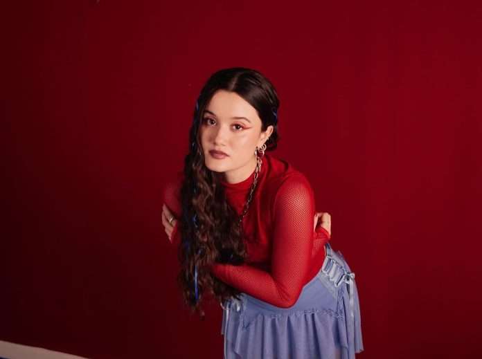 Joaquina le canta a los dilemas sentimentales en “Los 41”