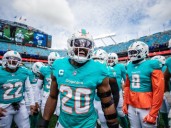 Se burlan de los Delfines por tackelar a su propio QB