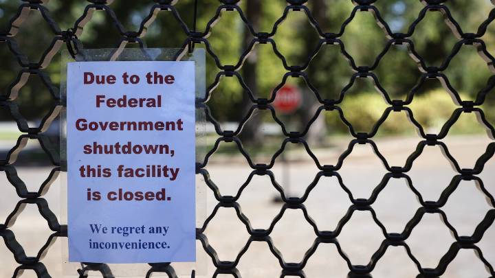 Effort to pay at least some federal workers fails in Senate