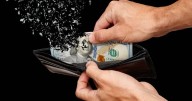 ¿Se acerca el fin del dólar? Por qué no para de caer la moneda estadounidense y estos son los activos que ya la están reemplazando