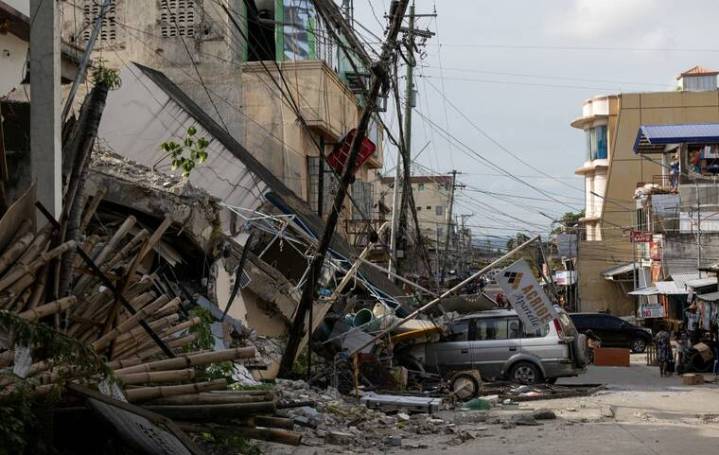 Teen dies saving family in Philippines quake that killed 72