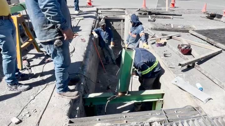Repara Ramos Arizpe drenaje dañado; rehabilitan 60 metros de rejillas